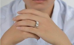 男人右手带戒指是什么意思？（男生右手戴戒指的含义）